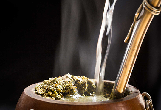 Mate con yerba y bombilla