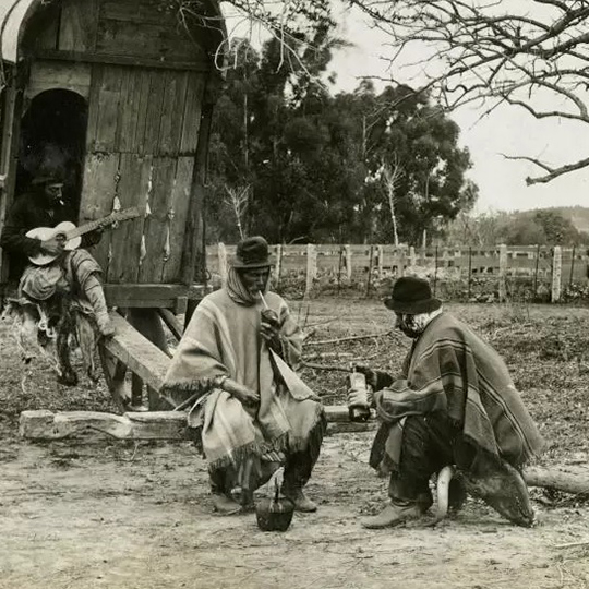 Gauchos tomando mate